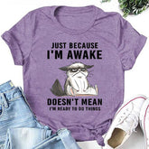 Camiseta feminina com slogan só porque estou acordado com estampa de gato